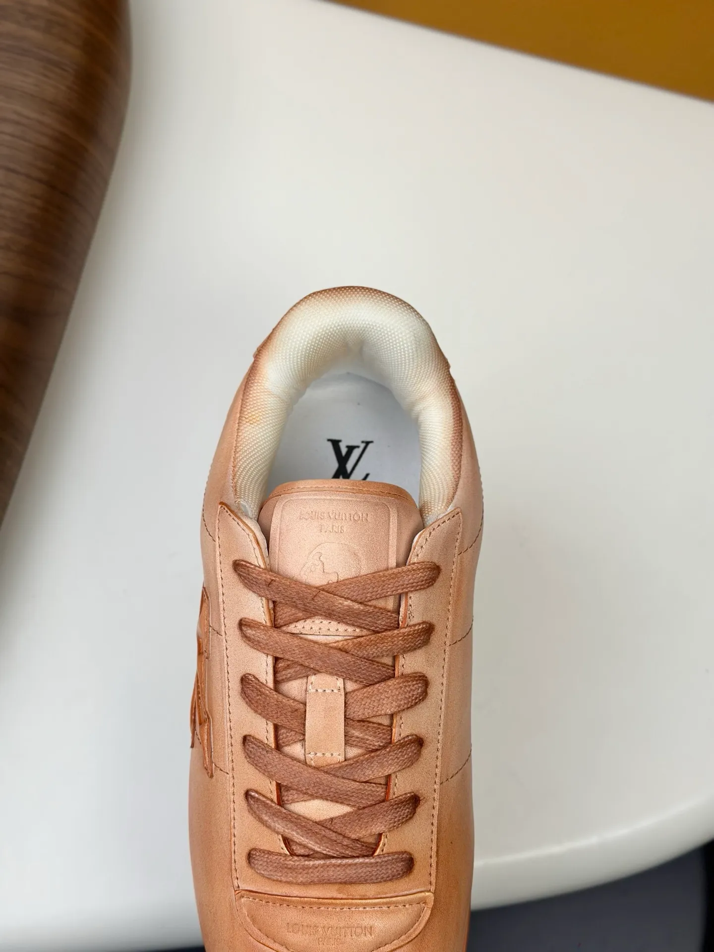 💰800💰Full package💰Top version Washed LV-Louis Vuitton-Classic catwalk new style 1:1 developed replica of the original version! ! The upper foot is very comfortable. It is made of luxurious materials, washed with fine workmanship, and the midsole is printed with English letters "Made in Europe." The upper is made of calfskin imported from Italy. The side is decorated with the brand's LOGO and signature. The latest latex foot pads and mesh lining make the foot feel super comfortable. The original two-color TPU combination outsole is specially provided by the original factory. Bag technology Goodyear stitched edges Fabric: Exclusive custom first-layer cowhide Accessories: Exclusive private model Vuitton logo, lining: Customized silk mesh lining - first-layer silk cowhide lining Outsole: TPU combination outsole wear-resistant, non-slip and anti-yellowing Foot pads: new latex pads-mesh sweat-absorbent Counter technology: fully computerized sewing machine wire drawing Toe box back cover Hot and cold shaping Full set of pull-top last with medium and low logo pattern Counter packaging - Shoelaces, certificates, cards, instructions, certificates of quality, dust bags, the most comprehensive packaging on the Internet, men's sizes 39-44 (38/45 custom-made, non-refundable!
